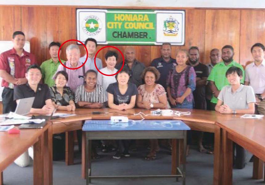 2019年3月 ガダルカナル島首都ホニアラの市庁舎にて 当社からは岩崎社長と岩崎マリ専務が参加